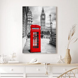 Obraz na płótnie Czerwona budka telefoniczna w Londynie w odcieniach szarości