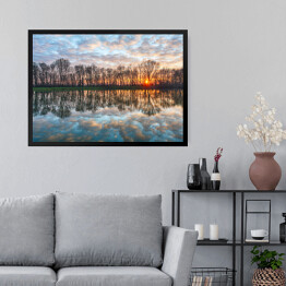 Obraz w ramie Zmierzch nad lasem przy jeziorze