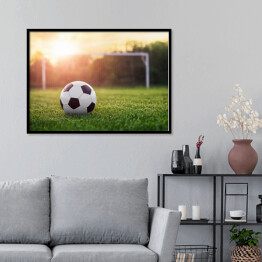 Plakat w ramie Piłka nożna w blasku zachodzącego słońca