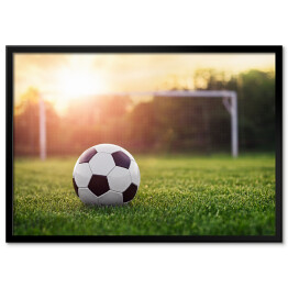 Plakat w ramie Piłka nożna w blasku zachodzącego słońca