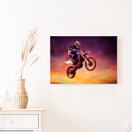 Obraz na płótnie Motocykl na tle różowego zachodu słońca