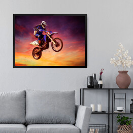 Obraz w ramie Motocykl na tle różowego zachodu słońca