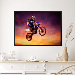 Obraz w ramie Motocykl na tle różowego zachodu słońca