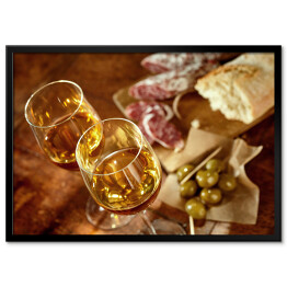Plakat w ramie Dwie szklanki sherry z hiszpańskimi tapas