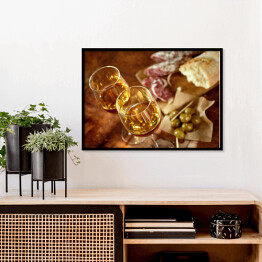 Plakat w ramie Dwie szklanki sherry z hiszpańskimi tapas