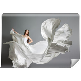 Tańcząca młoda dziewczyna w białej sukni