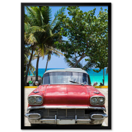Plakat w ramie Stary czerwony samochód na piaszczystej plaży - Hawana, Kuba