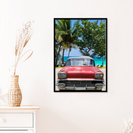 Plakat w ramie Stary czerwony samochód na piaszczystej plaży - Hawana, Kuba