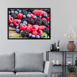 Obraz w ramie Świeże jagody, czernica, malina i jeżyna 
