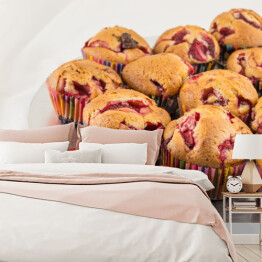 Fototapeta Truskawkowe muffiny na talerzu z świeżymi truskawkami