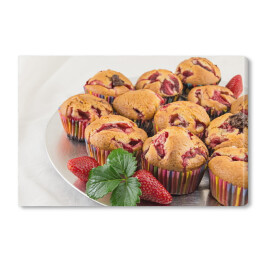 Obraz na płótnie Truskawkowe muffiny na talerzu z świeżymi truskawkami
