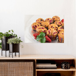 Plakat Truskawkowe muffiny na talerzu z świeżymi truskawkami