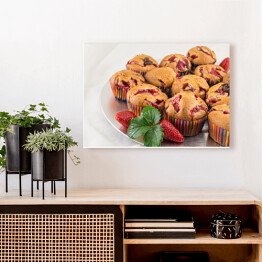 Obraz na płótnie Truskawkowe muffiny na talerzu z świeżymi truskawkami