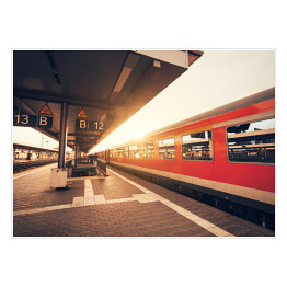 Zabytkowa stacja kolejowa z czerwoną kolejką podczas zmierzchu w Niemczech