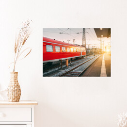 Plakat samoprzylepny Piękna stacja kolejowa z czerwoną kolejką o zmierzchu