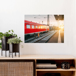 Plakat samoprzylepny Piękna stacja kolejowa z czerwoną kolejką o zmierzchu
