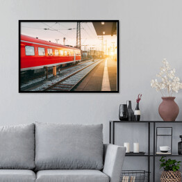 Plakat w ramie Piękna stacja kolejowa z czerwoną kolejką o zmierzchu