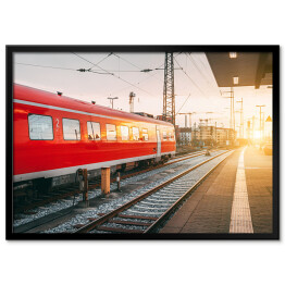 Plakat w ramie Piękna stacja kolejowa z czerwoną kolejką o zmierzchu