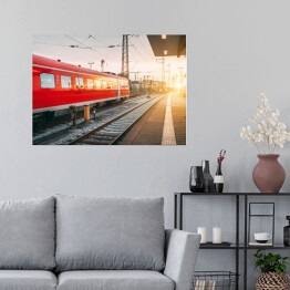 Plakat Piękna stacja kolejowa z czerwoną kolejką o zmierzchu