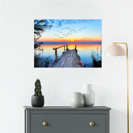 Plakat samoprzylepny Krajobraz jeziora z drewnianym pomostem podczas zachodu słońca
