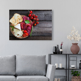Obraz na płótnie Ser, wędzona wołowina i pomidory koktajlowe - zestaw przekąsek