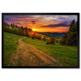 Plakat w ramie Ścieżka w polskich górach w trakcie złotego zachodu słońca