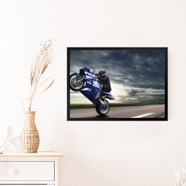 Obraz w ramie Motocyklista na tle zachmurzonego nieba