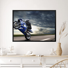 Obraz w ramie Motocyklista na tle zachmurzonego nieba