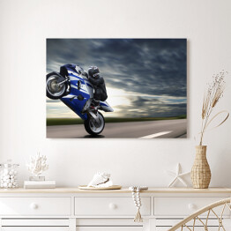 Obraz na płótnie Motocyklista na tle zachmurzonego nieba