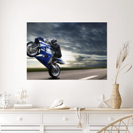 Plakat Motocyklista na tle zachmurzonego nieba