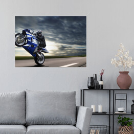 Plakat Motocyklista na tle zachmurzonego nieba