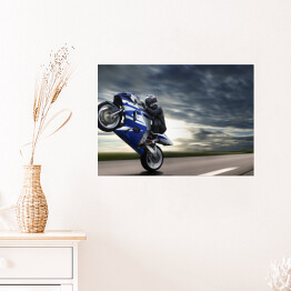 Plakat samoprzylepny Motocyklista na tle zachmurzonego nieba