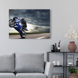 Obraz na płótnie Motocyklista na tle zachmurzonego nieba