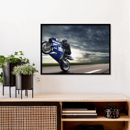 Plakat w ramie Motocyklista na tle zachmurzonego nieba