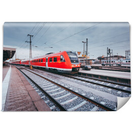 Zabytkowa stacja kolejowa z czerwoną kolejką w trakcie dnia w Niemczech
