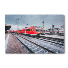 Obraz na płótnie Zabytkowa stacja kolejowa z czerwoną kolejką w trakcie dnia w Niemczech