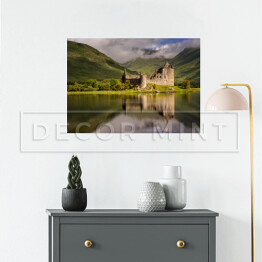 Plakat samoprzylepny Widok na zamek nad jeziorem, Szkocja