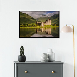 Plakat w ramie Widok na zamek nad jeziorem, Szkocja