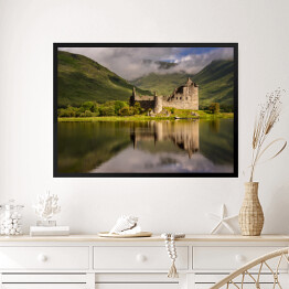 Obraz w ramie Widok na zamek nad jeziorem, Szkocja