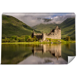 Fototapeta samoprzylepna Widok na zamek nad jeziorem, Szkocja