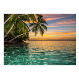 Zachód słońca ze wspaniałymi kolorami na tropikalnej wyspie 