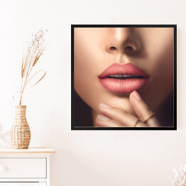 Obraz w ramie Zmysłowe kobiece usta z naturalną beżową, matową szminką