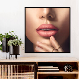 Plakat w ramie Zmysłowe kobiece usta z naturalną beżową, matową szminką