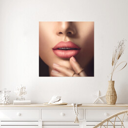 Plakat samoprzylepny Zmysłowe kobiece usta z naturalną beżową, matową szminką
