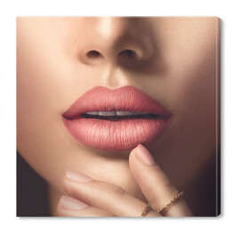 Obraz na płótnie Zmysłowe kobiece usta z naturalną beżową, matową szminką