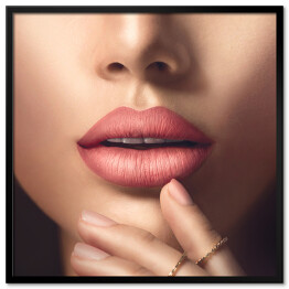 Plakat w ramie Zmysłowe kobiece usta z naturalną beżową, matową szminką