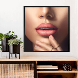 Obraz w ramie Zmysłowe kobiece usta z naturalną beżową, matową szminką