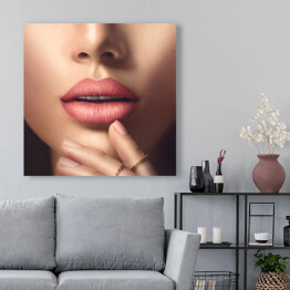 Obraz na płótnie Zmysłowe kobiece usta z naturalną beżową, matową szminką