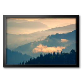 Obraz w ramie Ciemny las na tle gór w pastelowych barwach