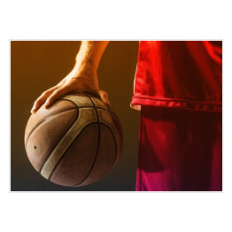 Plakat Koszykarz w czerwonym stroju trzymający piłkę
